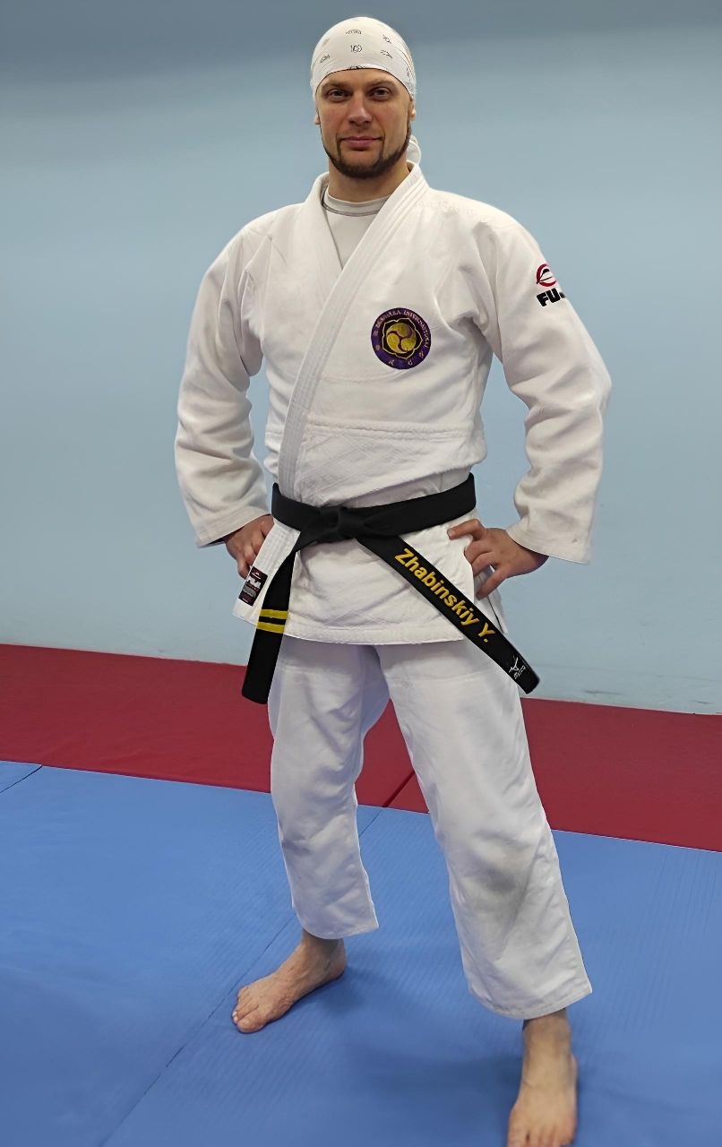 Юрій Жабінський у кімоно з нашивкою Bushinkai International